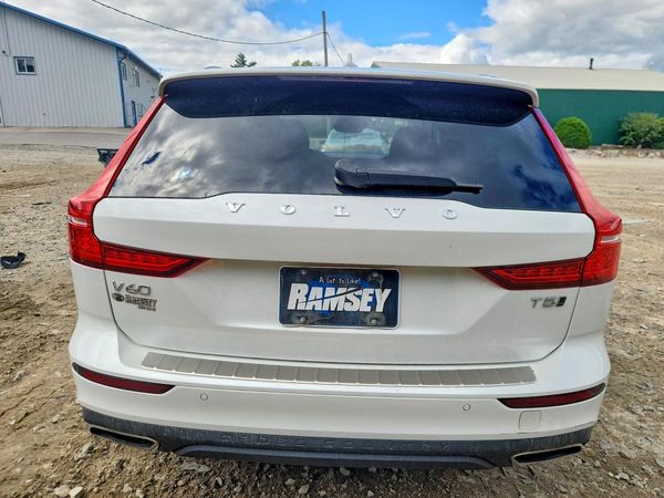 2020 VOLVO V60 CROSS COUNTRY Momentum — DIRR