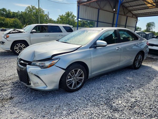 2017 TOYOTA CAMRY LE/SE/XLE/XSE — Front 3/4