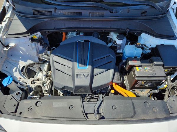 2021 HYUNDAI KONA Limited — Engine bay