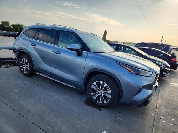 2022 TOYOTA HIGHLANDER XLE