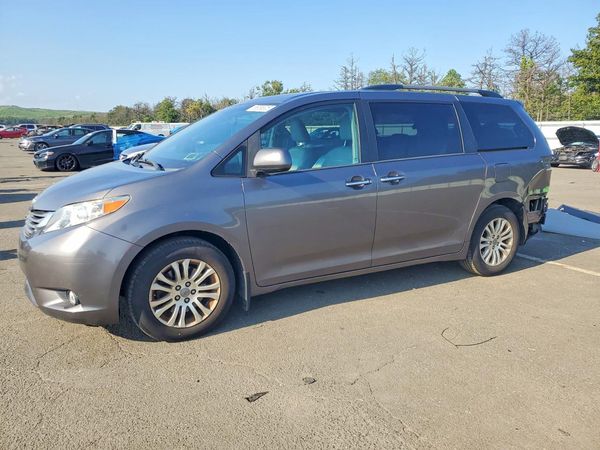 2017 TOYOTA SIENNA