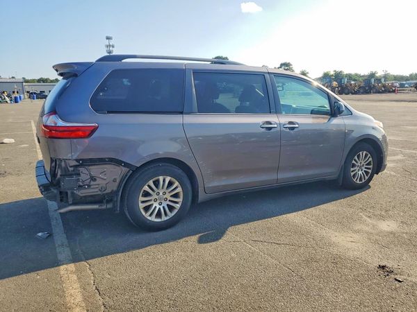 2017 TOYOTA SIENNA