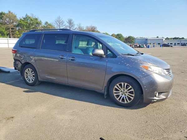 2017 TOYOTA SIENNA