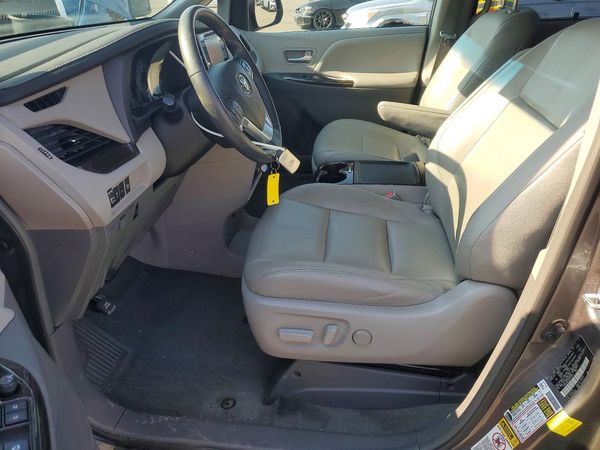 2017 TOYOTA SIENNA