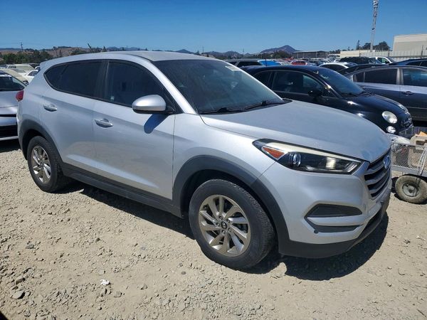 2017 HYUNDAI TUCSON SE (no options) — Passenger 3/4