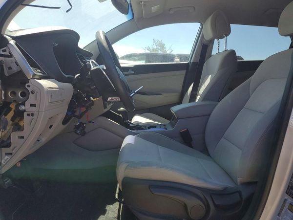 2017 HYUNDAI TUCSON SE (no options) — DENT