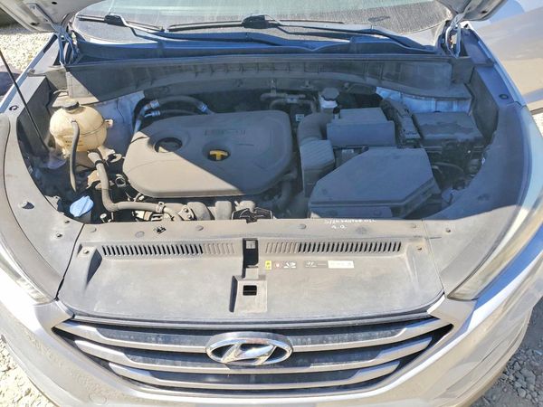 2017 HYUNDAI TUCSON SE (no options) — Engine bay