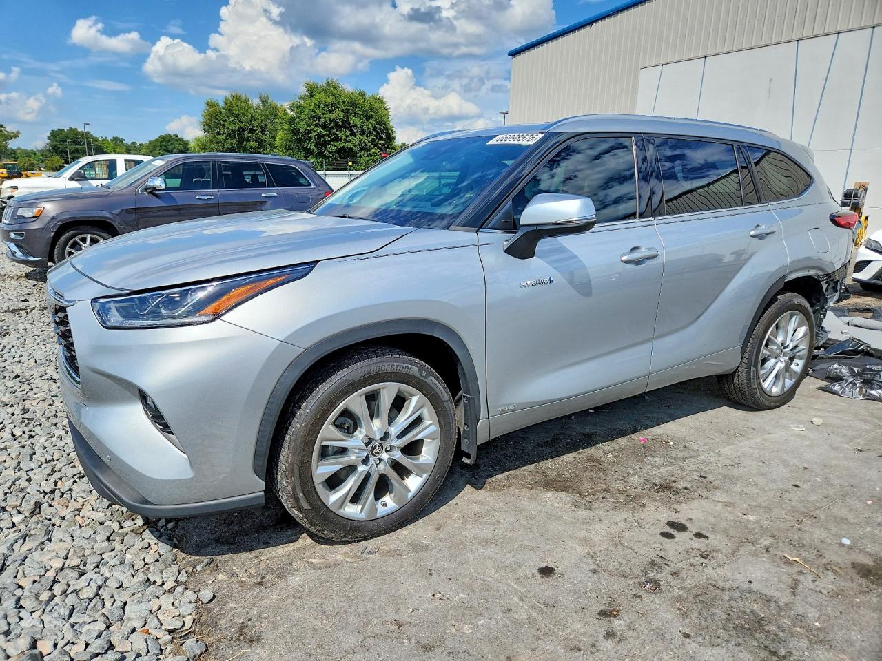 2021 TOYOTA HIGHLANDER Limited — Front 3/4