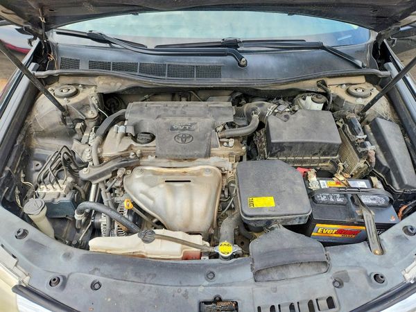 2012 TOYOTA CAMRY — Engine bay