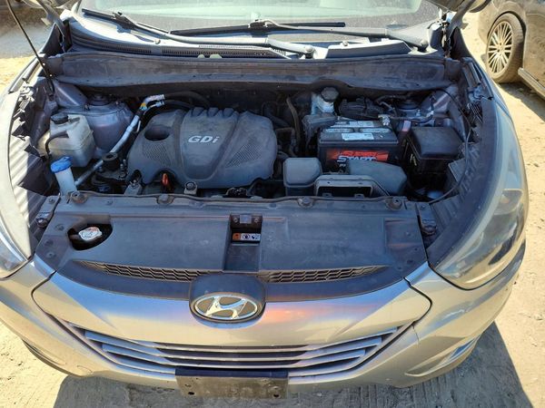 2014 HYUNDAI TUCSON GLS (Middle Level) — Engine bay
