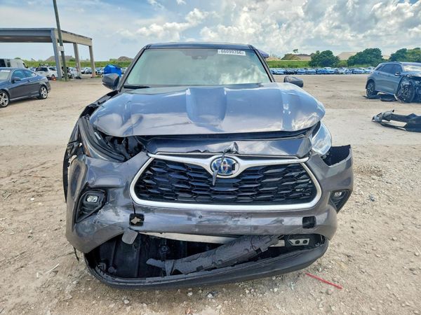 2021 TOYOTA HIGHLANDER LE