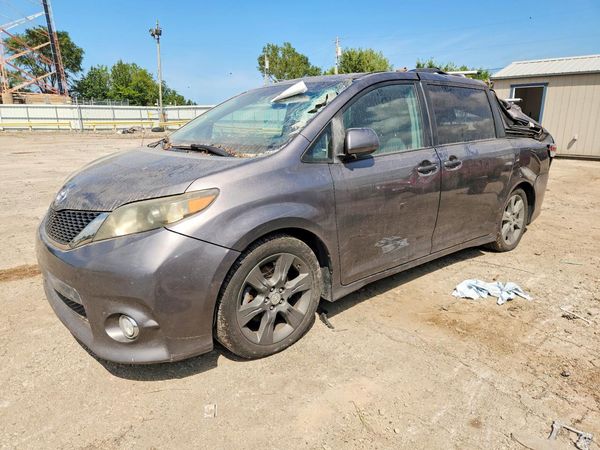 2012 TOYOTA SIENNA