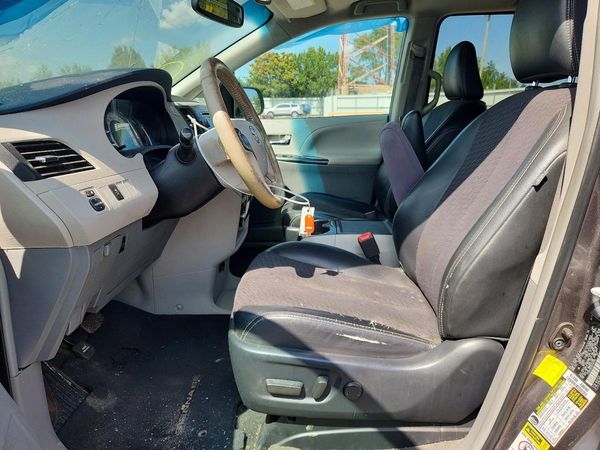 2012 TOYOTA SIENNA