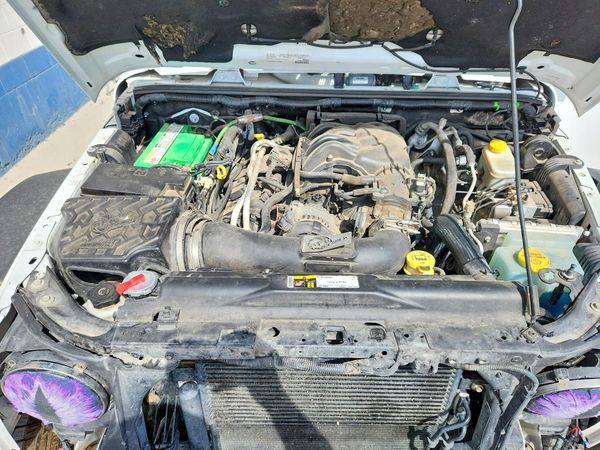 2016 JEEP WRANGLER Rubicon — Engine bay