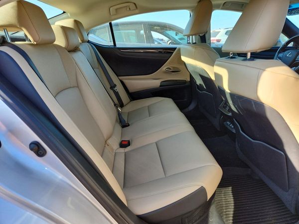 2020 LEXUS ES 300h Premium