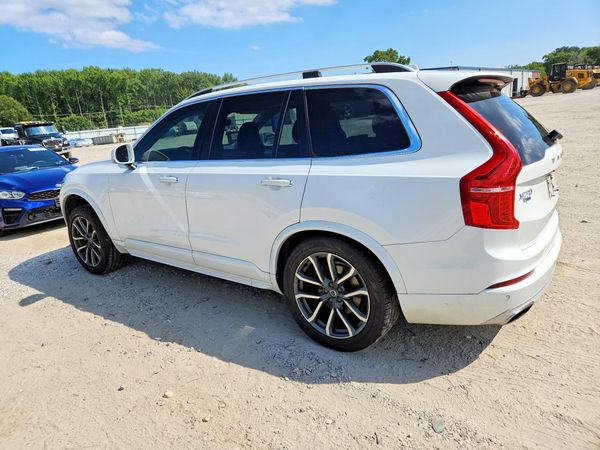 2017 VOLVO XC90 Momentum
