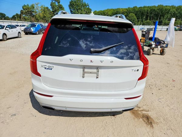 2017 VOLVO XC90 Momentum