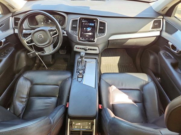 2017 VOLVO XC90 Momentum