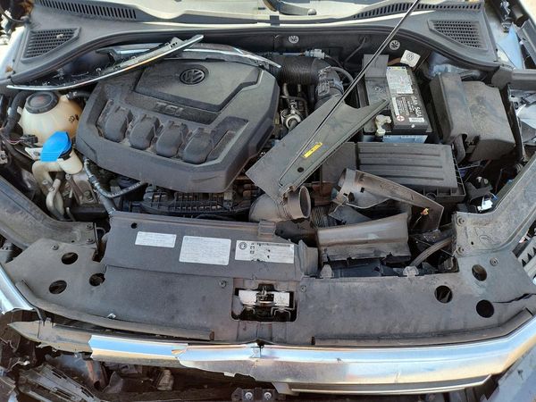 2020 VOLKSWAGEN PASSAT S — Engine bay