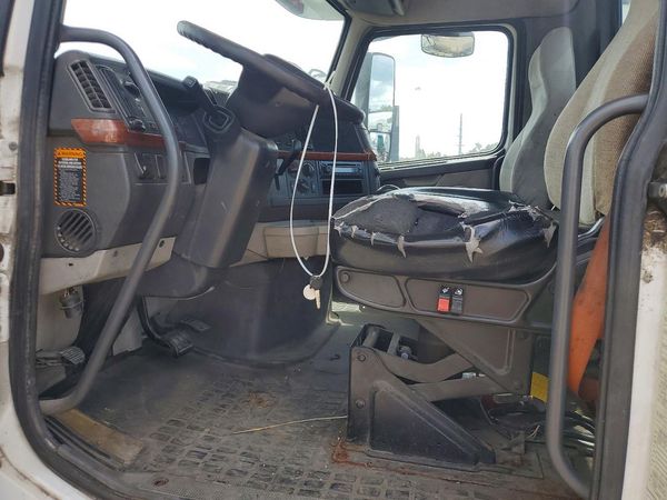 2012 VOLVO VNL