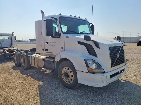 2016 VOLVO VN