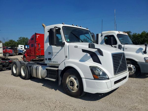 2016 VOLVO VN
