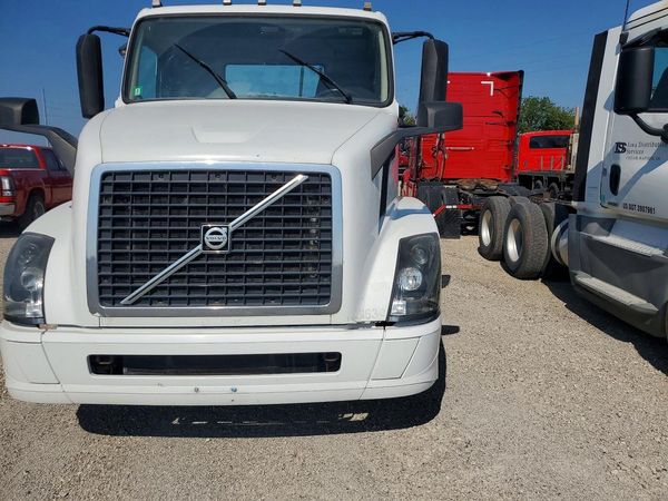2016 VOLVO VN