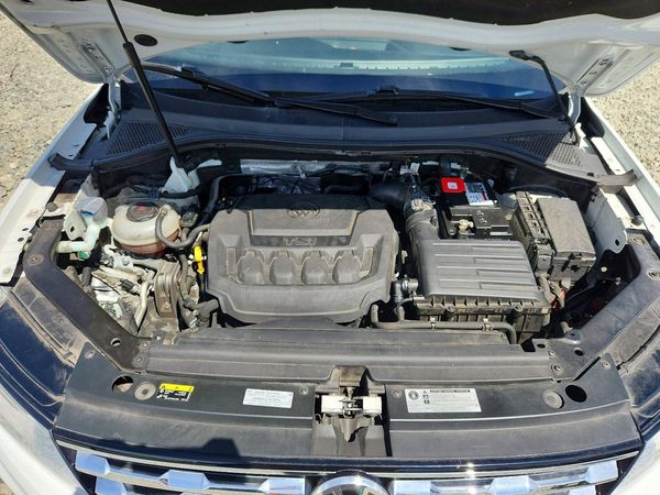 2020 VOLKSWAGEN TIGUAN SE, SEL — Engine bay