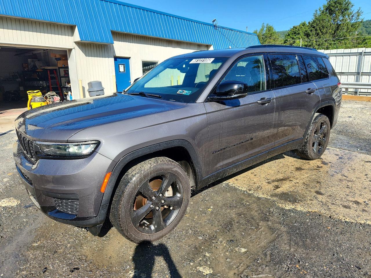 2021 JEEP GRAND CHEROKEE Laredo — Front 3/4