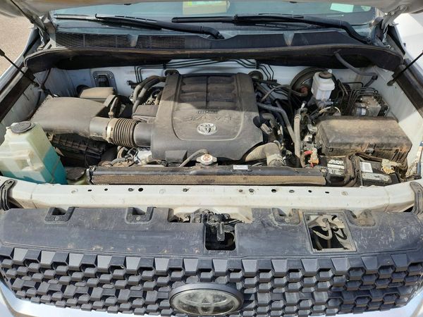 2021 TOYOTA TUNDRA SR5 grade — Engine bay