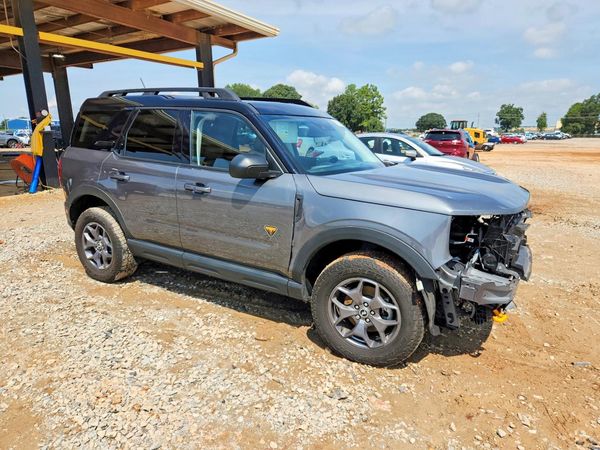 2024 FORD BRONCO Badlands — Passenger 3/4