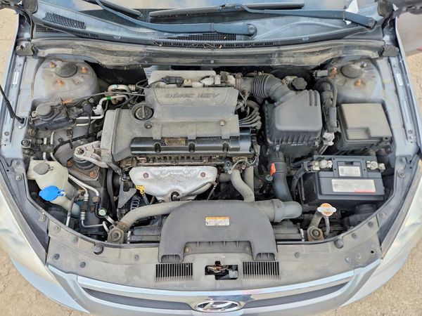 2012 HYUNDAI ELANTRA GLS — Engine bay