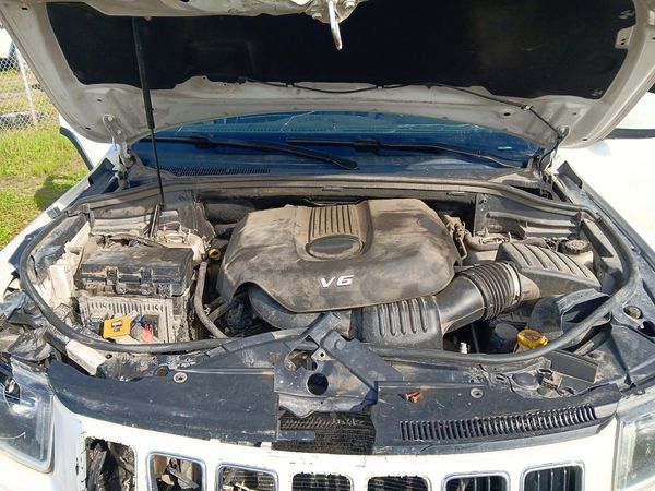 2015 JEEP CHEROKEE Laredo — Engine bay