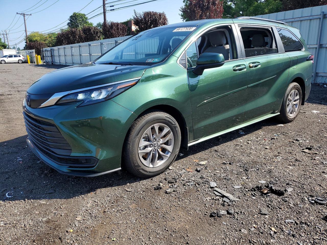 2024 TOYOTA SIENNA LE — Front 3/4