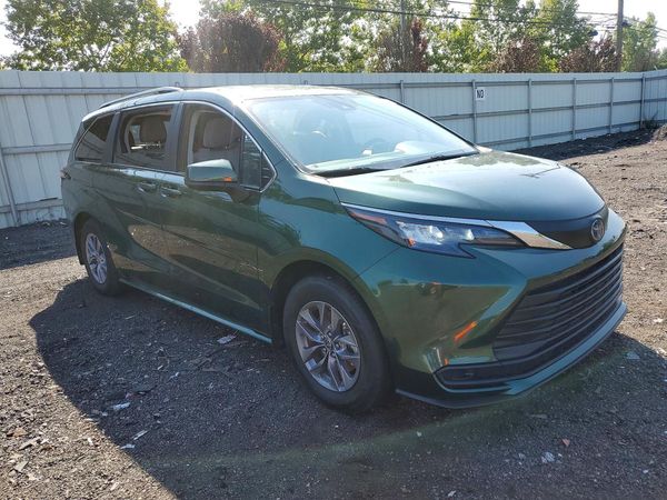 2024 TOYOTA SIENNA LE — Passenger 3/4