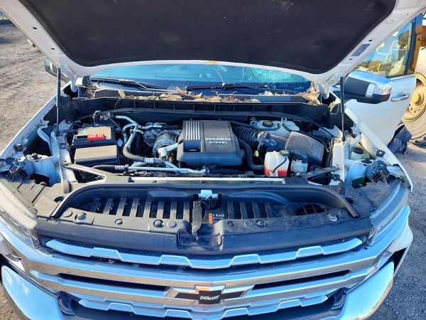 2022 CHEVROLET SILVERADO LTZ — Engine bay