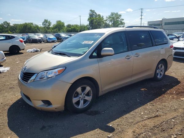 2013 TOYOTA SIENNA