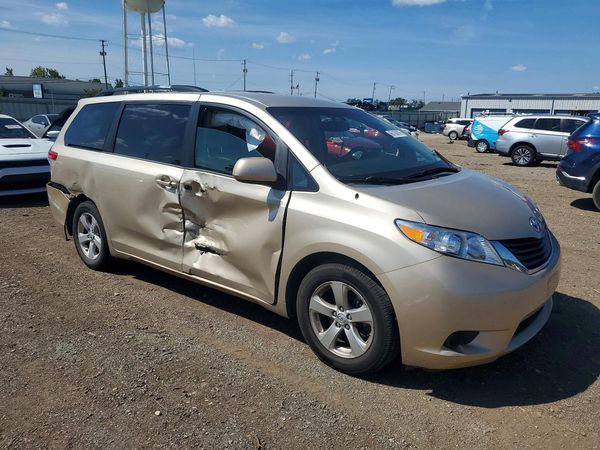2013 TOYOTA SIENNA