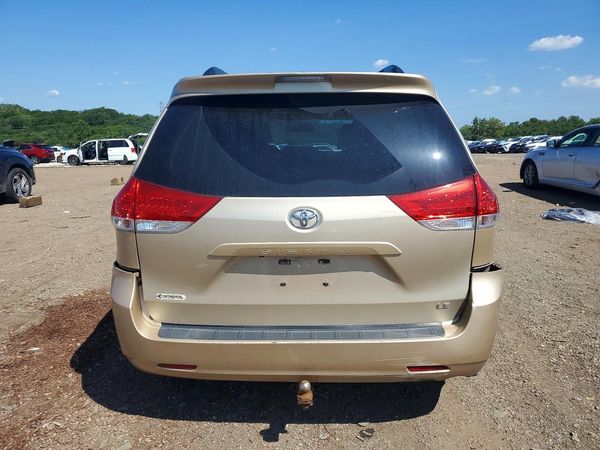 2013 TOYOTA SIENNA