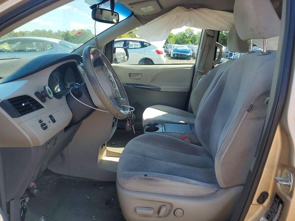 2013 TOYOTA SIENNA