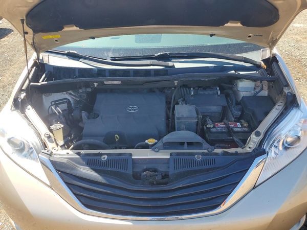 2013 TOYOTA SIENNA