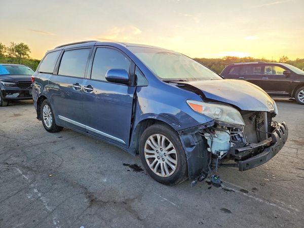 2017 TOYOTA SIENNA