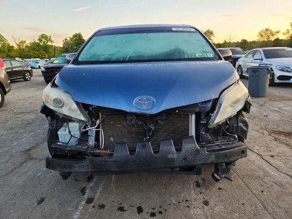 2017 TOYOTA SIENNA