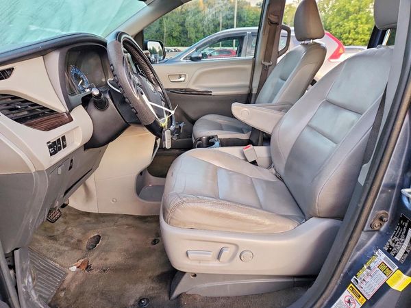 2017 TOYOTA SIENNA