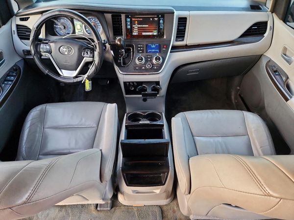 2017 TOYOTA SIENNA