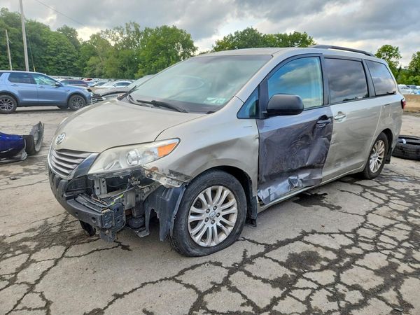 2017 TOYOTA SIENNA