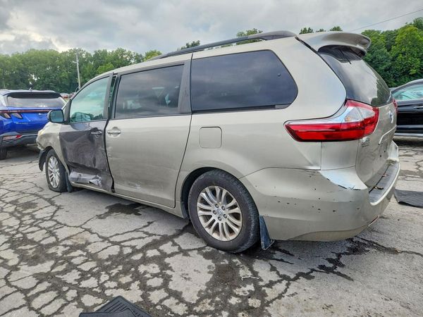 2017 TOYOTA SIENNA