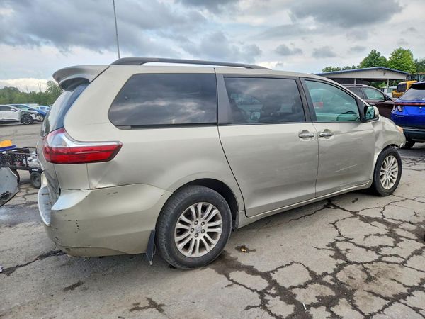 2017 TOYOTA SIENNA