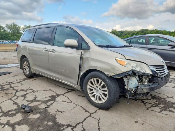 2017 TOYOTA SIENNA