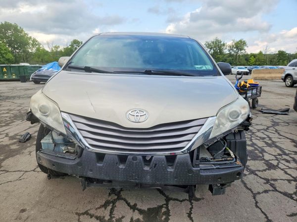 2017 TOYOTA SIENNA
